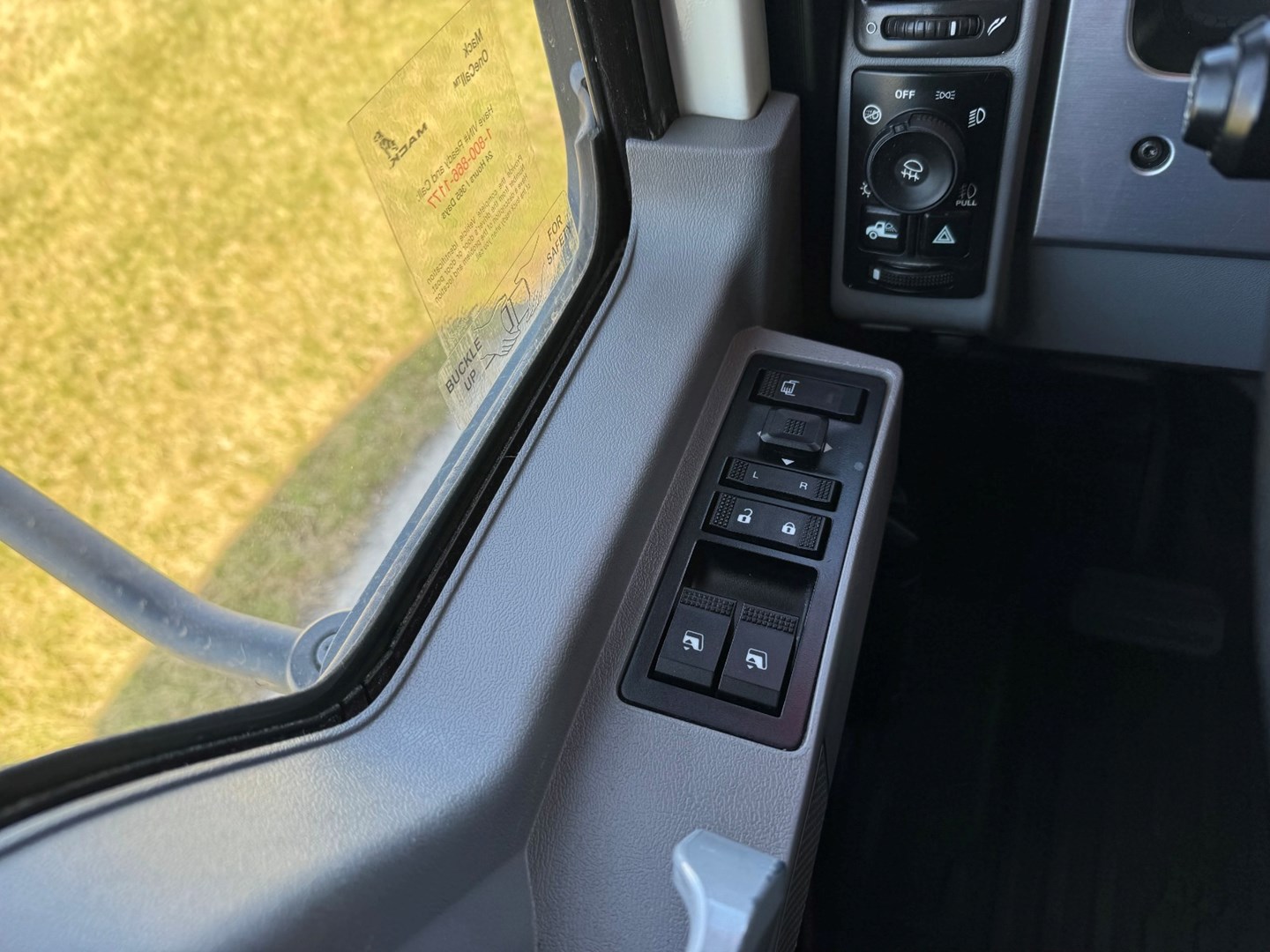 Used 2023 Mack Pinnacle - image 13